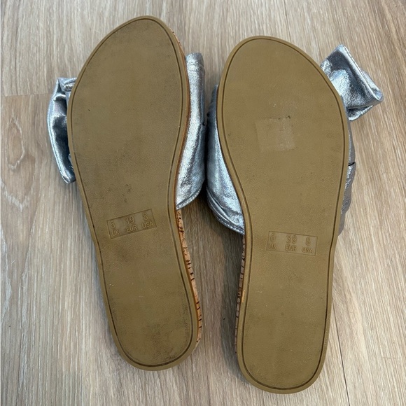 Ninety Union Woman’s 8 Silver Fabric Bow Slide Sandals - Picture 7 of 9